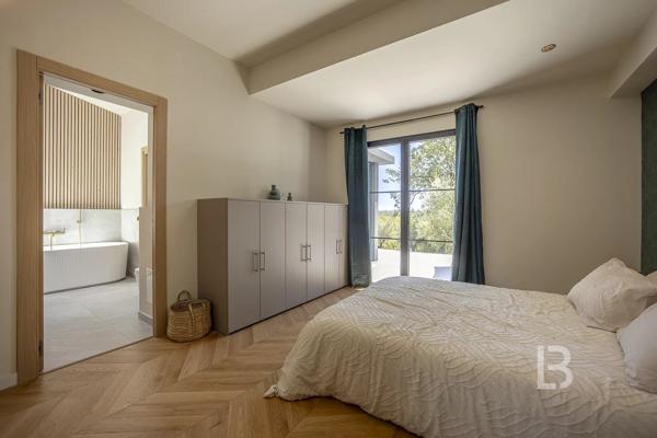 Mas en pierre de 300m2 sur terrain de 2500m2  proche du village de Valbonne