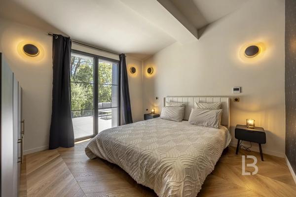 Mas en pierre de 300m2 sur terrain de 2500m2  proche du village de Valbonne