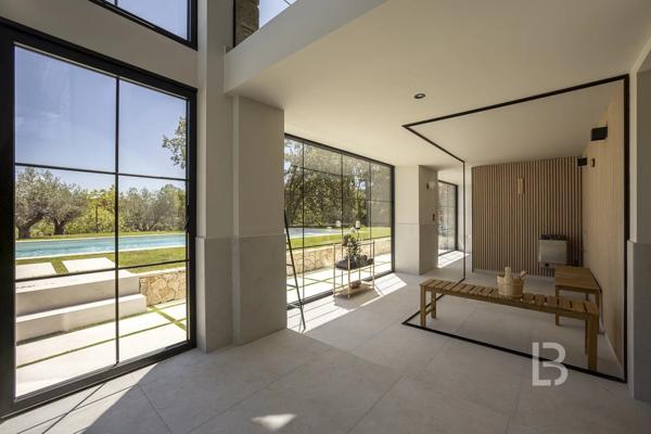 Mas en pierre de 300m2 sur terrain de 2500m2  proche du village de Valbonne