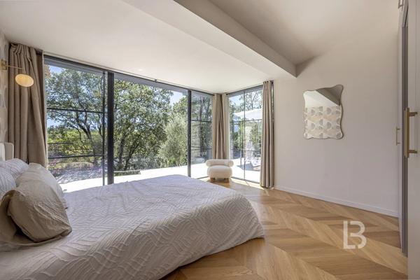 Mas en pierre de 300m2 sur terrain de 2500m2  proche du village de Valbonne