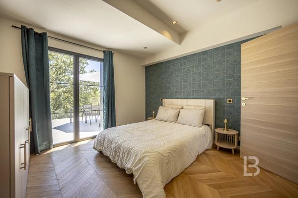 Mas en pierre de 300m2 sur terrain de 2500m2  proche du village de Valbonne