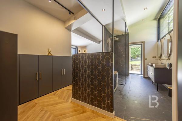 Mas en pierre de 300m2 sur terrain de 2500m2  proche du village de Valbonne