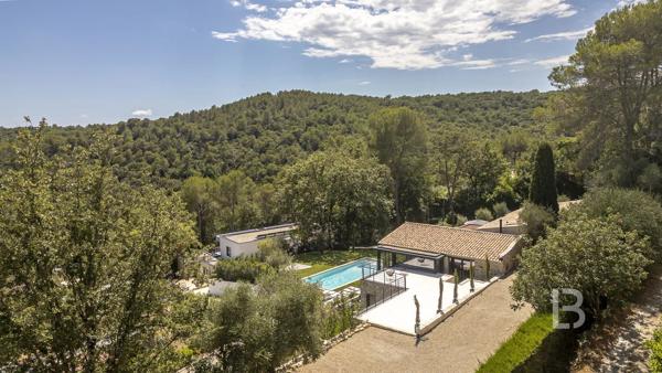 Mas en pierre de 300m2 sur terrain de 2500m2  proche du village de Valbonne