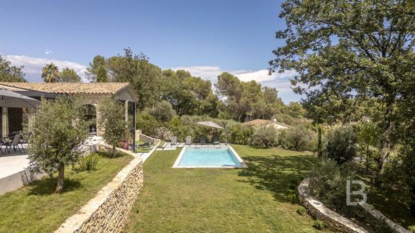 Mas en pierre de 300m2 sur terrain de 2500m2  proche du village de Valbonne