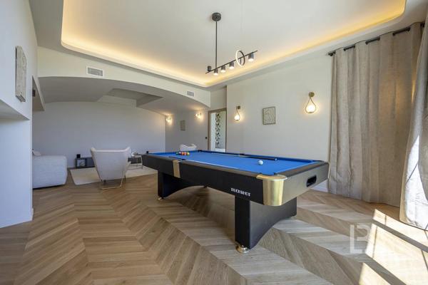 Mas en pierre de 300m2 sur terrain de 2500m2  proche du village de Valbonne