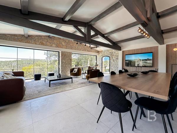 Mas en pierre de 300m2 sur terrain de 2500m2  proche du village de Valbonne