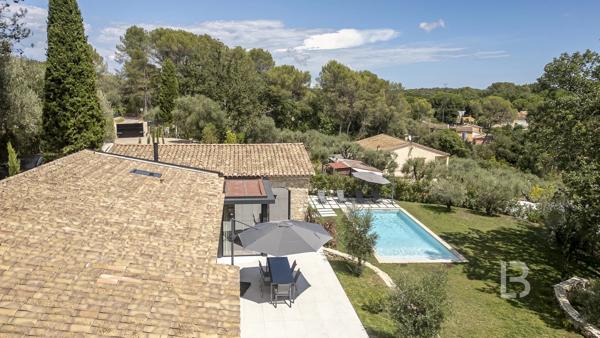 Mas en pierre de 300m2 sur terrain de 2500m2  proche du village de Valbonne