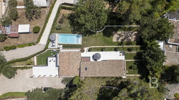 Mas en pierre de 300m2 sur terrain de 2500m2  proche du village de Valbonne