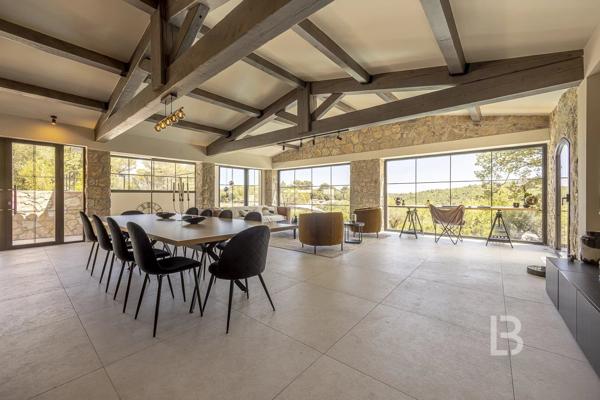 Mas en pierre de 300m2 sur terrain de 2500m2  proche du village de Valbonne