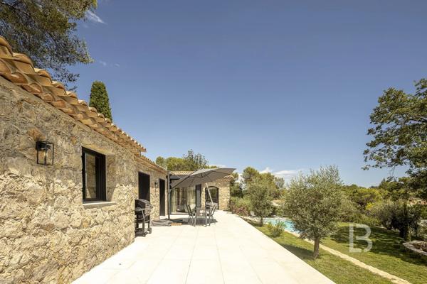 Mas en pierre de 300m2 sur terrain de 2500m2  proche du village de Valbonne