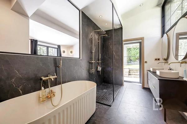 Mas en pierre de 300m2 sur terrain de 2500m2  proche du village de Valbonne