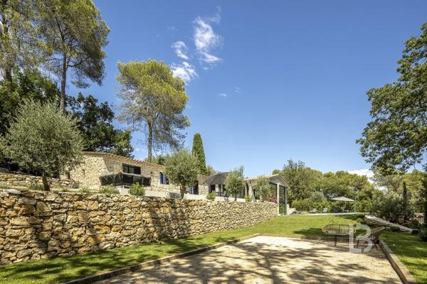 Mas en pierre de 300m2 sur terrain de 2500m2  proche du village de Valbonne