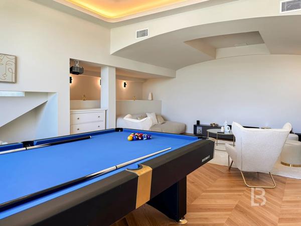 Mas en pierre de 300m2 sur terrain de 2500m2  proche du village de Valbonne