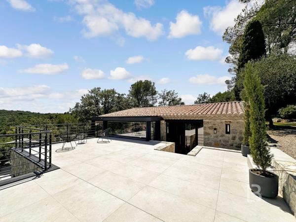 Mas en pierre de 300m2 sur terrain de 2500m2  proche du village de Valbonne
