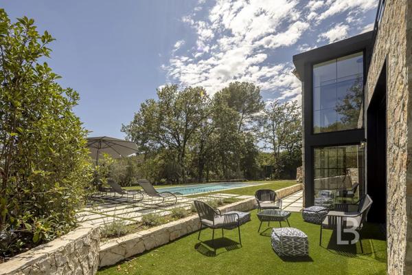 Mas en pierre de 300m2 sur terrain de 2500m2  proche du village de Valbonne