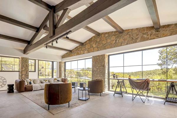 Mas en pierre de 300m2 sur terrain de 2500m2  proche du village de Valbonne