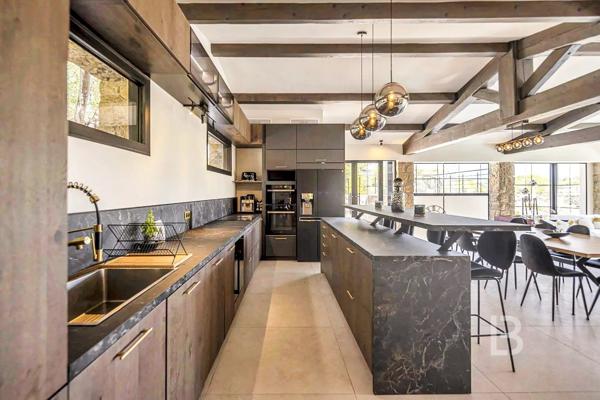 Mas en pierre de 300m2 sur terrain de 2500m2  proche du village de Valbonne