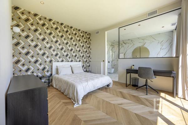 Mas en pierre de 300m2 sur terrain de 2500m2  proche du village de Valbonne