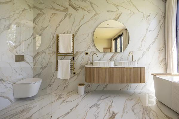 Mas en pierre de 300m2 sur terrain de 2500m2  proche du village de Valbonne