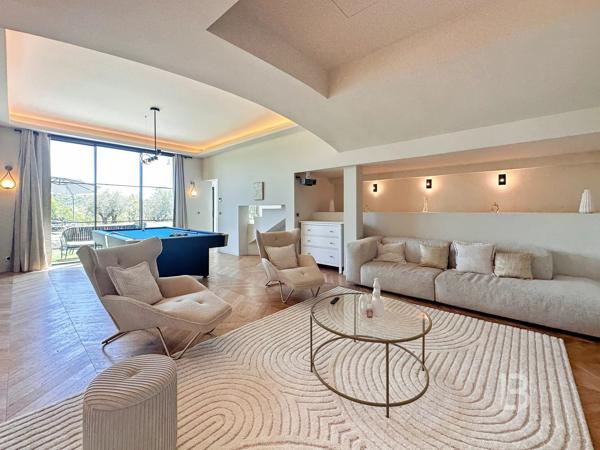 Mas en pierre de 300m2 sur terrain de 2500m2  proche du village de Valbonne