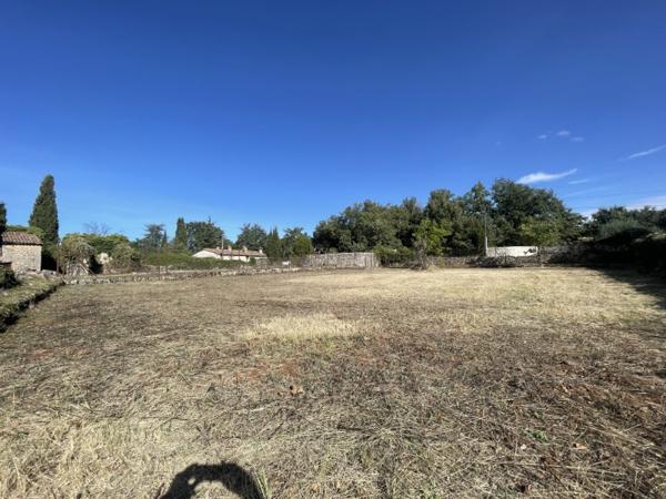 Saint-Cézaire-sur-Siagne (06530) À 800m du village magnifique terrain plat