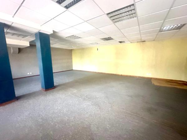 Rare place verdun à Saumur à louer un local commercial de 268m²