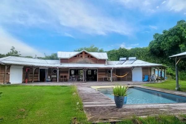 À vendre – Maison en bois T5 avec piscine et accès plage – Goyave (secteur Sarcelle)