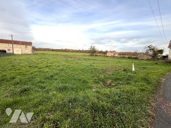 Terrain constructible - parcelle de 803m² (lot 1 en vert) 
A viabiliser