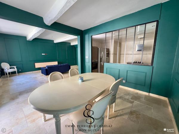 Entre charme, volumes et prestations, une maison de ville au potentiel remarquable avec un extérieur cosy.