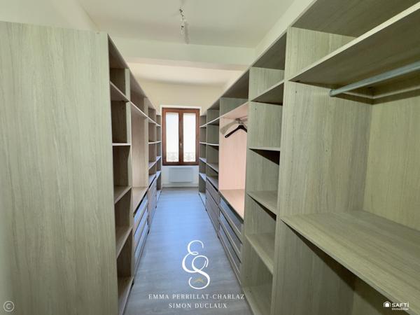 Entre charme, volumes et prestations, une maison de ville au potentiel remarquable avec un extérieur cosy.