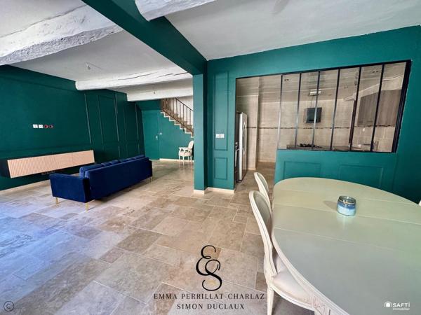 Entre charme, volumes et prestations, une maison de ville au potentiel remarquable avec un extérieur cosy.