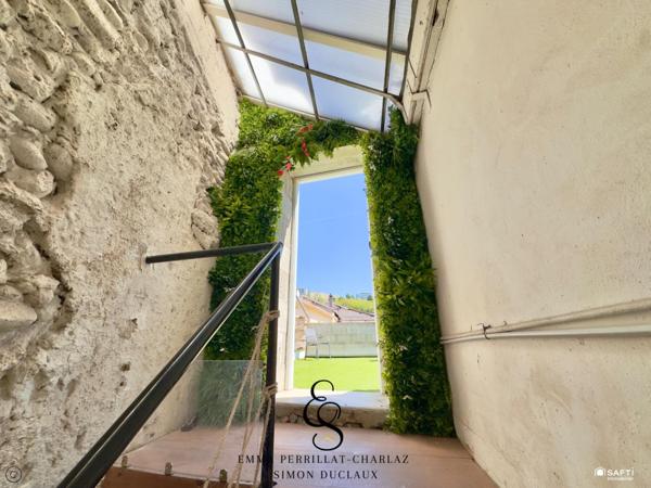 Entre charme, volumes et prestations, une maison de ville au potentiel remarquable avec un extérieur cosy.
