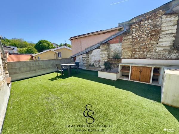 Entre charme, volumes et prestations, une maison de ville au potentiel remarquable avec un extérieur cosy.