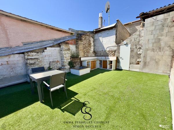 Entre charme, volumes et prestations, une maison de ville au potentiel remarquable avec un extérieur cosy.