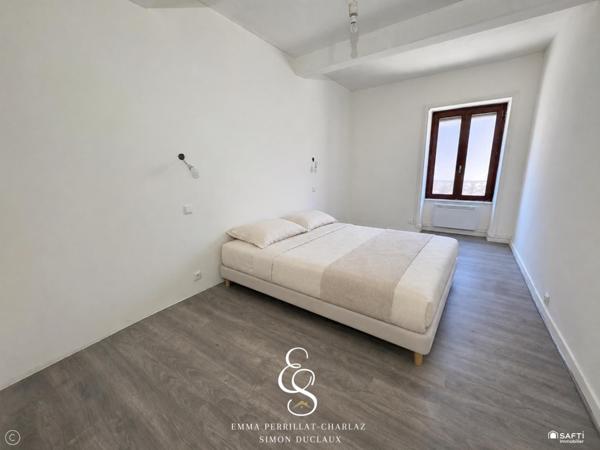 Entre charme, volumes et prestations, une maison de ville au potentiel remarquable avec un extérieur cosy.