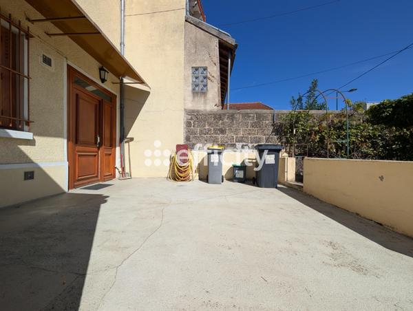 Maison
         5 pièces
        - 100 m² Exclusivité 299 500 € *