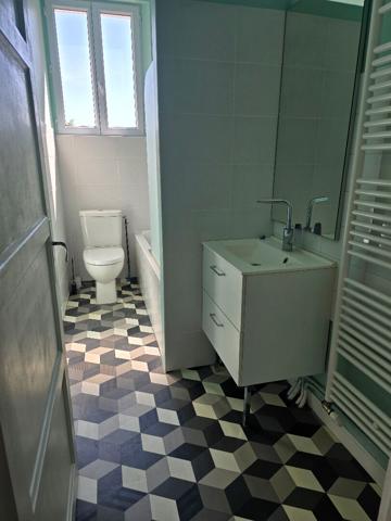jolie maison intégralement rénovée dans village avec commodités.
