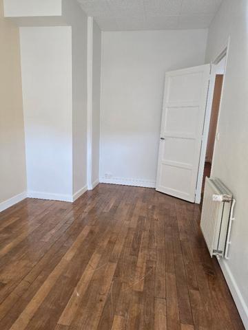 jolie maison intégralement rénovée dans village avec commodités.