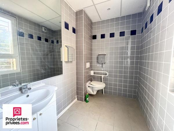 LOCAL COMMERCIAL avec MUR 300 m² sur 406 m² de terrain