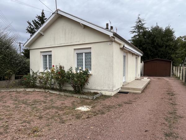 ref 113490 THOUARS proche Leclerc maison de plain pied type 3 avec garage