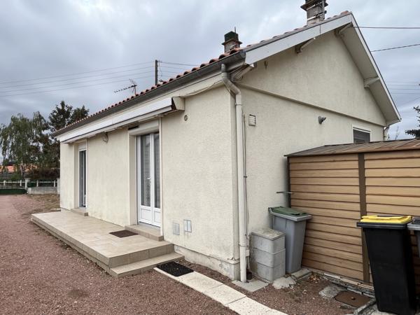 ref 113490 THOUARS proche Leclerc maison de plain pied type 3 avec garage