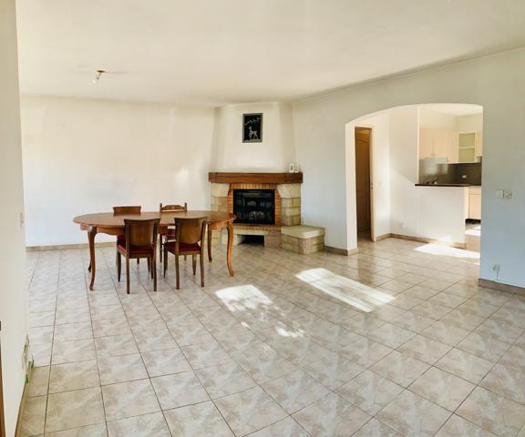 Villa T4 de plain-pied avec jardin et piscine