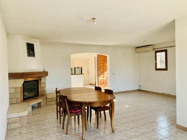 Villa T4 de plain-pied avec jardin et piscine