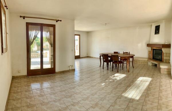 Villa T4 de plain-pied avec jardin et piscine