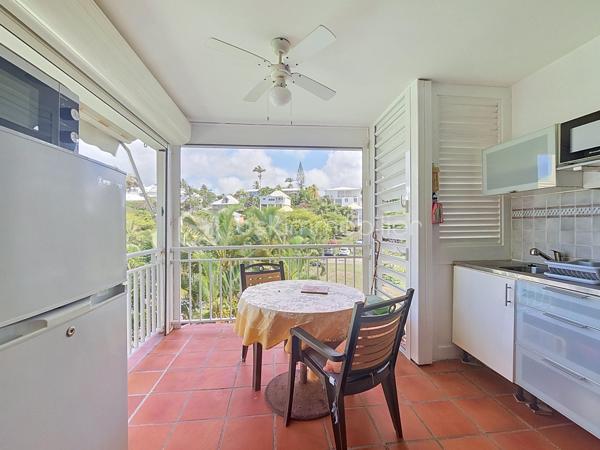 NOUVEAUTE 
Delphine MIRANDA pour BSK Immobilier 

Anse des Rochers , célèbre site de résidence vacances voué à la location saisonnière doté d'une cocoteraie de 7 hectares, un service de gardiennage, un cours de tennis, une piscine à débordement vue mer (la + grande de Guadeloupe) un accès plage direct et son restaurant .
Je vous propose à la vente cette nouveauté un appartement et son local lingerie (rare à la vente) totalisant une surface de 32,94 m2.
L'appartement est situé au deuxième et dernier étage il bénéficie d'une entrée avec placard de rangements, une salle de bains avec baignoire et toilettes, une pièce à vivre / chambre et une loggia avec cuisine (double ouvertures avec volets roulants) avec une vue dégagée.
Il est vendu meublé . 
La valeur ajoutée de cet appartement est qu'il possède un local lingerie de 4 m2 (rare dans la résidence) sur le pallier permettant le stockage de vos affaires personnelles ou de la conciergerie si vous souhaitez exploiter l'appartement en saisonnier.
Pour plus d'informations, n'hésitez pas à me contacter par appel ou message whatsapp de préférence, demander la vidéo !