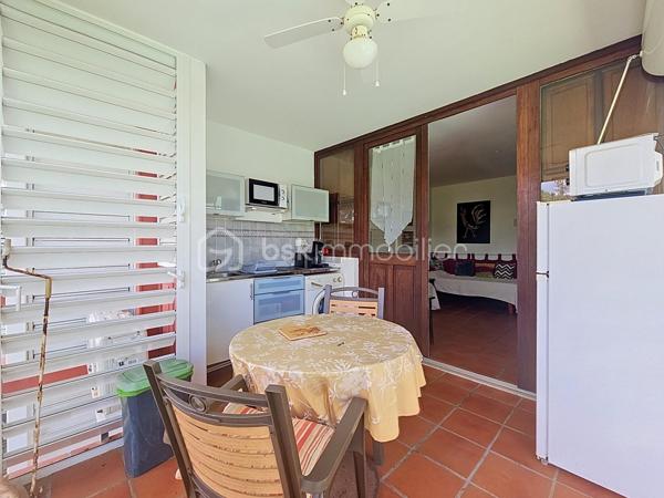 NOUVEAUTE 
Delphine MIRANDA pour BSK Immobilier 

Anse des Rochers , célèbre site de résidence vacances voué à la location saisonnière doté d'une cocoteraie de 7 hectares, un service de gardiennage, un cours de tennis, une piscine à débordement vue mer (la + grande de Guadeloupe) un accès plage direct et son restaurant .
Je vous propose à la vente cette nouveauté un appartement et son local lingerie (rare à la vente) totalisant une surface de 32,94 m2.
L'appartement est situé au deuxième et dernier étage il bénéficie d'une entrée avec placard de rangements, une salle de bains avec baignoire et toilettes, une pièce à vivre / chambre et une loggia avec cuisine (double ouvertures avec volets roulants) avec une vue dégagée.
Il est vendu meublé . 
La valeur ajoutée de cet appartement est qu'il possède un local lingerie de 4 m2 (rare dans la résidence) sur le pallier permettant le stockage de vos affaires personnelles ou de la conciergerie si vous souhaitez exploiter l'appartement en saisonnier.
Pour plus d'informations, n'hésitez pas à me contacter par appel ou message whatsapp de préférence, demander la vidéo !