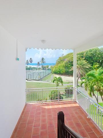 NOUVEAUTE 
Delphine MIRANDA pour BSK Immobilier 

Anse des Rochers , célèbre site de résidence vacances voué à la location saisonnière doté d'une cocoteraie de 7 hectares, un service de gardiennage, un cours de tennis, une piscine à débordement vue mer (la + grande de Guadeloupe) un accès plage direct et son restaurant .
Je vous propose à la vente cette nouveauté un appartement et son local lingerie (rare à la vente) totalisant une surface de 32,94 m2.
L'appartement est situé au deuxième et dernier étage il bénéficie d'une entrée avec placard de rangements, une salle de bains avec baignoire et toilettes, une pièce à vivre / chambre et une loggia avec cuisine (double ouvertures avec volets roulants) avec une vue dégagée.
Il est vendu meublé . 
La valeur ajoutée de cet appartement est qu'il possède un local lingerie de 4 m2 (rare dans la résidence) sur le pallier permettant le stockage de vos affaires personnelles ou de la conciergerie si vous souhaitez exploiter l'appartement en saisonnier.
Pour plus d'informations, n'hésitez pas à me contacter par appel ou message whatsapp de préférence, demander la vidéo !