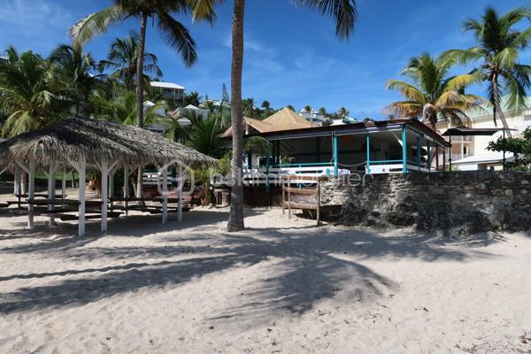 NOUVEAUTE 
Delphine MIRANDA pour BSK Immobilier 

Anse des Rochers , célèbre site de résidence vacances voué à la location saisonnière doté d'une cocoteraie de 7 hectares, un service de gardiennage, un cours de tennis, une piscine à débordement vue mer (la + grande de Guadeloupe) un accès plage direct et son restaurant .
Je vous propose à la vente cette nouveauté un appartement et son local lingerie (rare à la vente) totalisant une surface de 32,94 m2.
L'appartement est situé au deuxième et dernier étage il bénéficie d'une entrée avec placard de rangements, une salle de bains avec baignoire et toilettes, une pièce à vivre / chambre et une loggia avec cuisine (double ouvertures avec volets roulants) avec une vue dégagée.
Il est vendu meublé . 
La valeur ajoutée de cet appartement est qu'il possède un local lingerie de 4 m2 (rare dans la résidence) sur le pallier permettant le stockage de vos affaires personnelles ou de la conciergerie si vous souhaitez exploiter l'appartement en saisonnier.
Pour plus d'informations, n'hésitez pas à me contacter par appel ou message whatsapp de préférence, demander la vidéo !