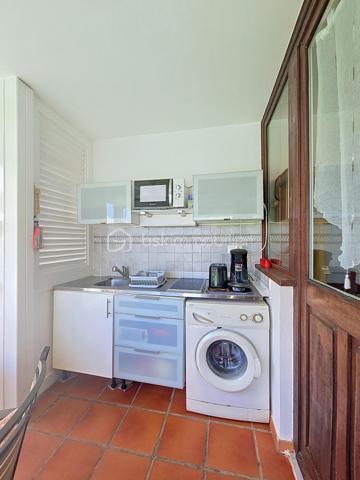 NOUVEAUTE 
Delphine MIRANDA pour BSK Immobilier 

Anse des Rochers , célèbre site de résidence vacances voué à la location saisonnière doté d'une cocoteraie de 7 hectares, un service de gardiennage, un cours de tennis, une piscine à débordement vue mer (la + grande de Guadeloupe) un accès plage direct et son restaurant .
Je vous propose à la vente cette nouveauté un appartement et son local lingerie (rare à la vente) totalisant une surface de 32,94 m2.
L'appartement est situé au deuxième et dernier étage il bénéficie d'une entrée avec placard de rangements, une salle de bains avec baignoire et toilettes, une pièce à vivre / chambre et une loggia avec cuisine (double ouvertures avec volets roulants) avec une vue dégagée.
Il est vendu meublé . 
La valeur ajoutée de cet appartement est qu'il possède un local lingerie de 4 m2 (rare dans la résidence) sur le pallier permettant le stockage de vos affaires personnelles ou de la conciergerie si vous souhaitez exploiter l'appartement en saisonnier.
Pour plus d'informations, n'hésitez pas à me contacter par appel ou message whatsapp de préférence, demander la vidéo !