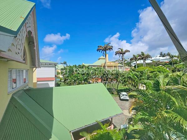 NOUVEAUTE 
Delphine MIRANDA pour BSK Immobilier 

Anse des Rochers , célèbre site de résidence vacances voué à la location saisonnière doté d'une cocoteraie de 7 hectares, un service de gardiennage, un cours de tennis, une piscine à débordement vue mer (la + grande de Guadeloupe) un accès plage direct et son restaurant .
Je vous propose à la vente cette nouveauté un appartement et son local lingerie (rare à la vente) totalisant une surface de 32,94 m2.
L'appartement est situé au deuxième et dernier étage il bénéficie d'une entrée avec placard de rangements, une salle de bains avec baignoire et toilettes, une pièce à vivre / chambre et une loggia avec cuisine (double ouvertures avec volets roulants) avec une vue dégagée.
Il est vendu meublé . 
La valeur ajoutée de cet appartement est qu'il possède un local lingerie de 4 m2 (rare dans la résidence) sur le pallier permettant le stockage de vos affaires personnelles ou de la conciergerie si vous souhaitez exploiter l'appartement en saisonnier.
Pour plus d'informations, n'hésitez pas à me contacter par appel ou message whatsapp de préférence, demander la vidéo !